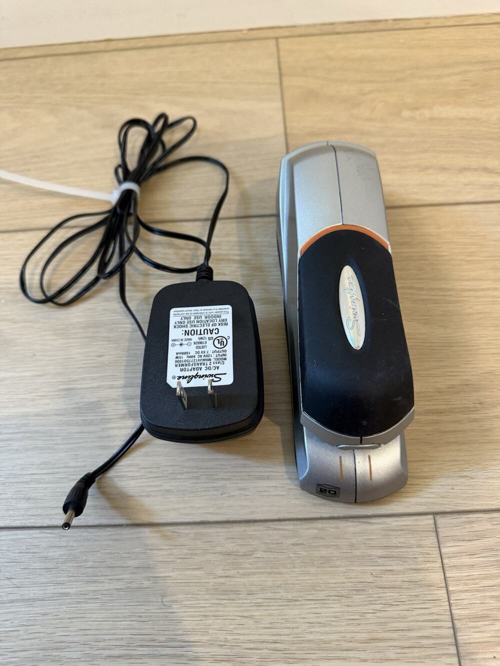 Swingline 48207 Optima Grip Electric Stapler 20 Sheet Capacity Silver Battery+AC - Picture 1 of 4